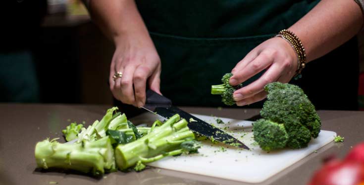 Cutting broccoli